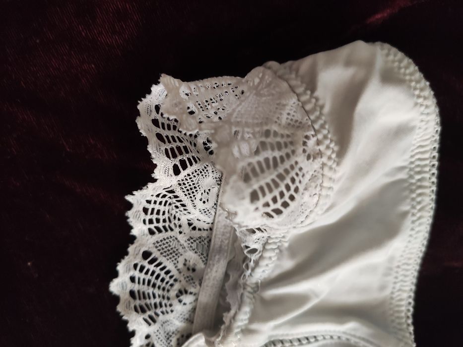 Białe stringi z cyrkonią i koronkowym wykończeniem L