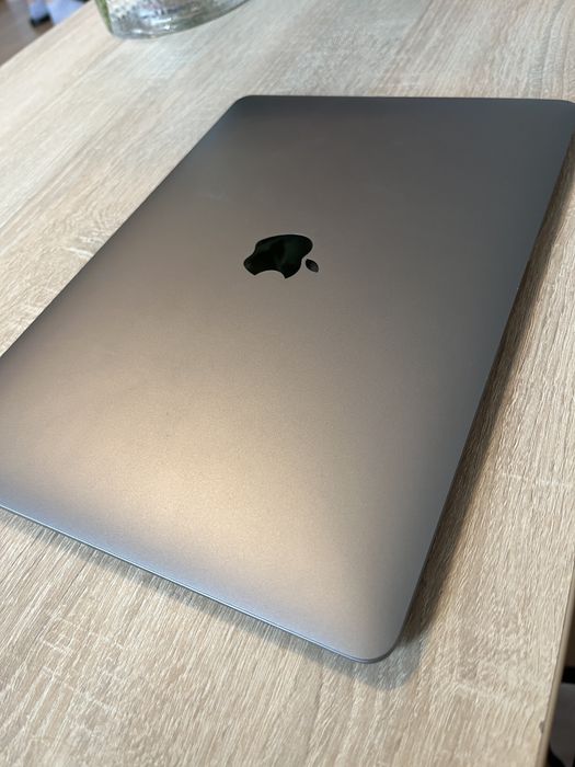 MacBook Air M1 2020 – 8 GB RAM, 13,3” – stan idealny