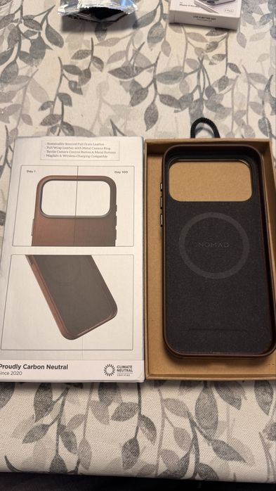 Capa nomad iphone 17 pro max castanha