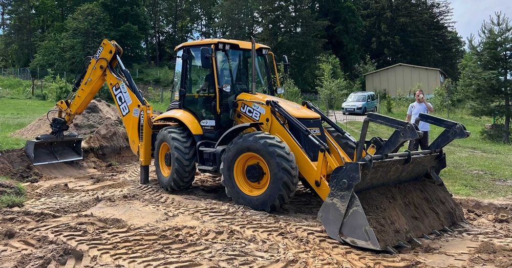 Koparka, trawniki, niwelacje – ziemia, piasek z transportem