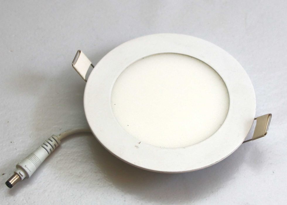 LEDs de encastrar no tecto (6 painéis quadrados e um redondo)