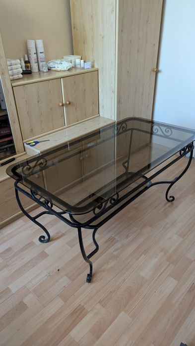 Unikalny stół kuty z półką i szklanym blatem