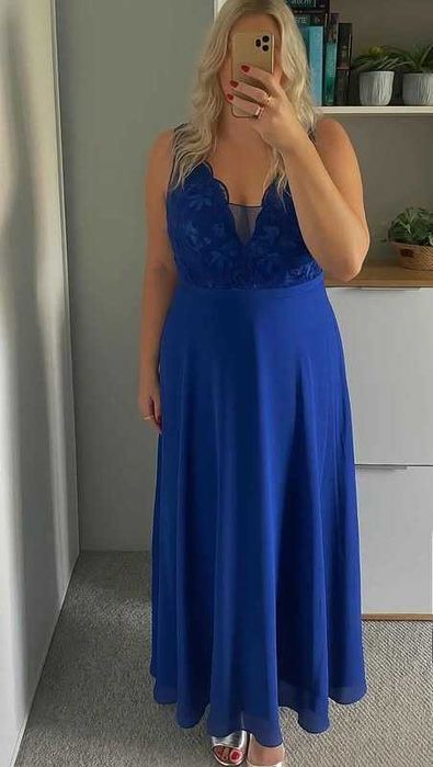 Szafirowa sukienka maxi z koronką i cekinami 48