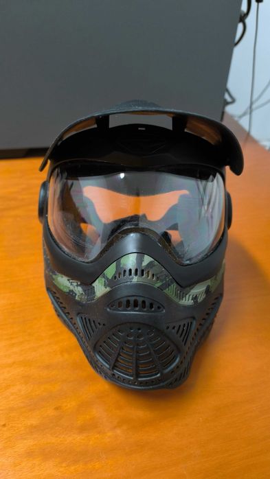 Equipamento de paintball (máscara, roupa variada e porta potes)
