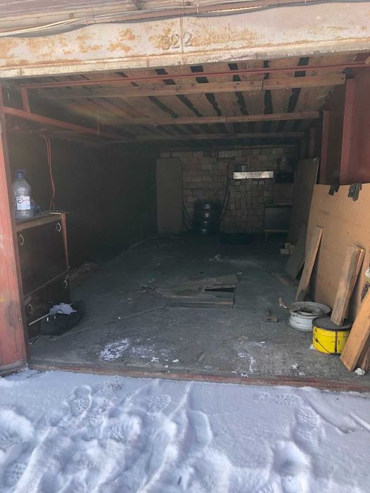 Продаж металевого гаража біля станції метро