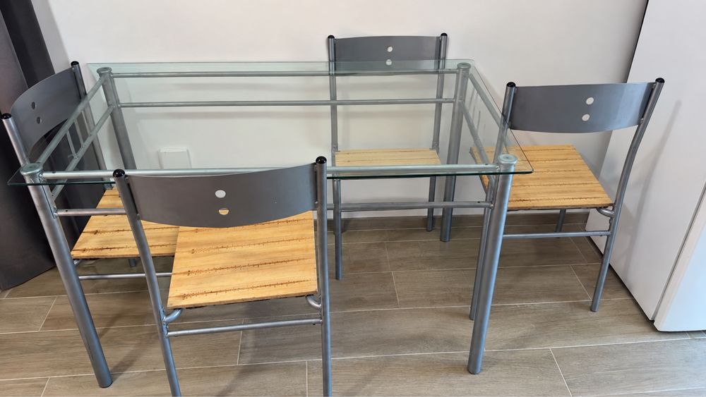 Tenho essa mesa com 4 cadeiras  e tampão de vidro