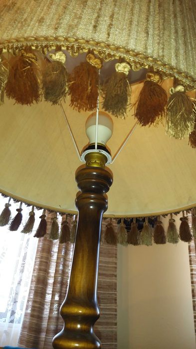 Candeeiro de Pé Alto em Madeira Torneado BB