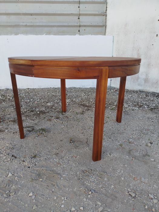 Mesa e cadeiras usadas