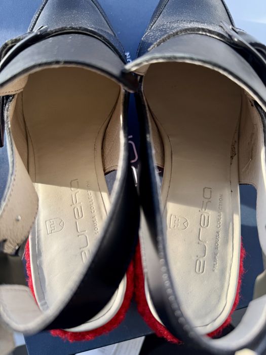 Sapatos abertos em pele da Eureka