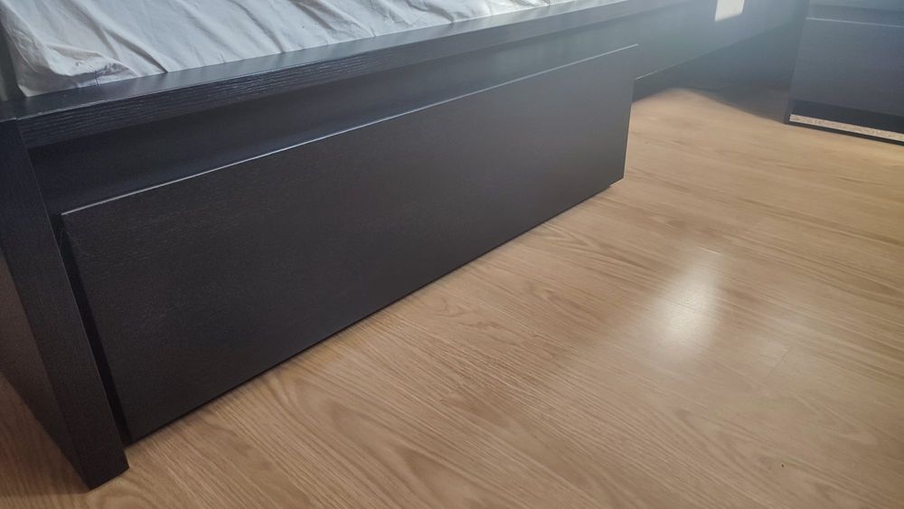 Cama casal MALM com 2 mesas de cabeceira