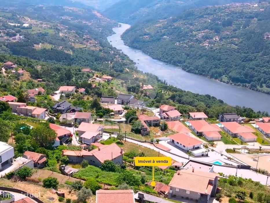 Moradia para recuperar com quintal em Magrelos, Marco de Canaveses