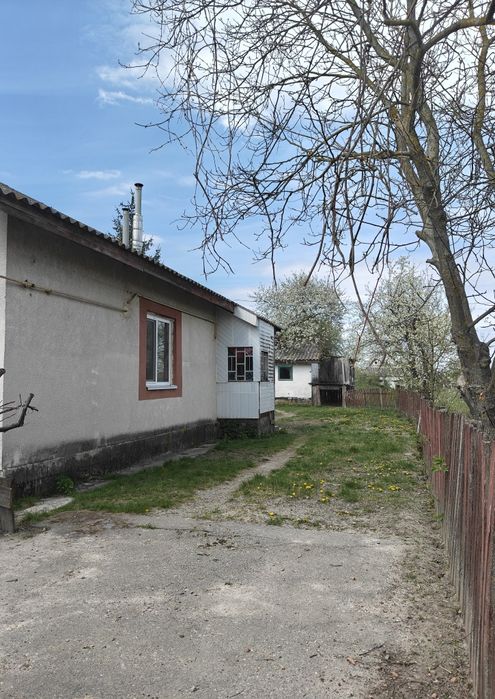 Продаж будинку в передмісті.