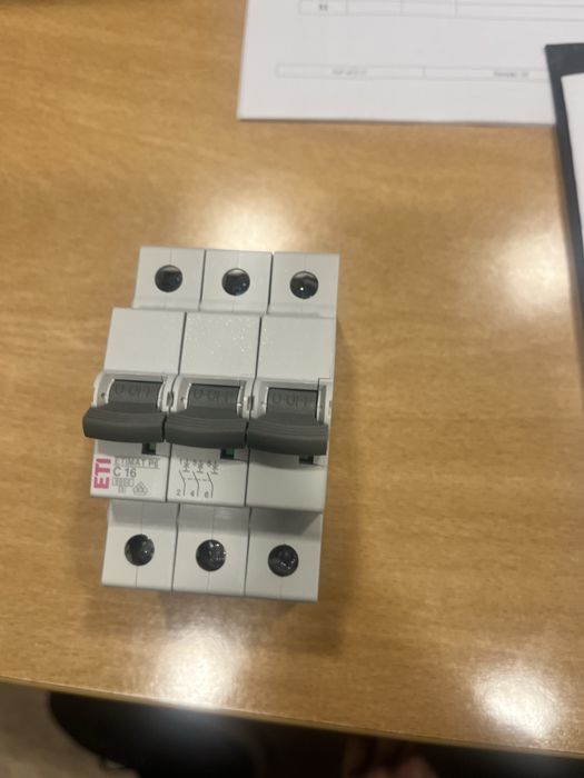 Disjuntor trifasico novo