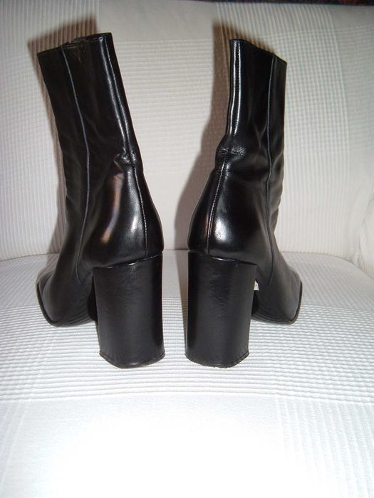 Botins pretos de salto