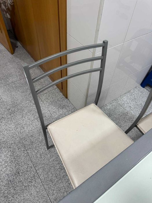 Mesa de vidro e 4 cadeiras de cozinha