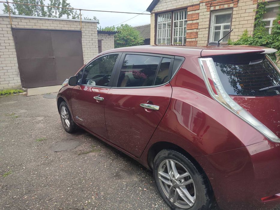 Автомобіль Nissan leaf