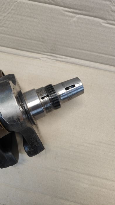 Suzuki DR 650 wał korbowy