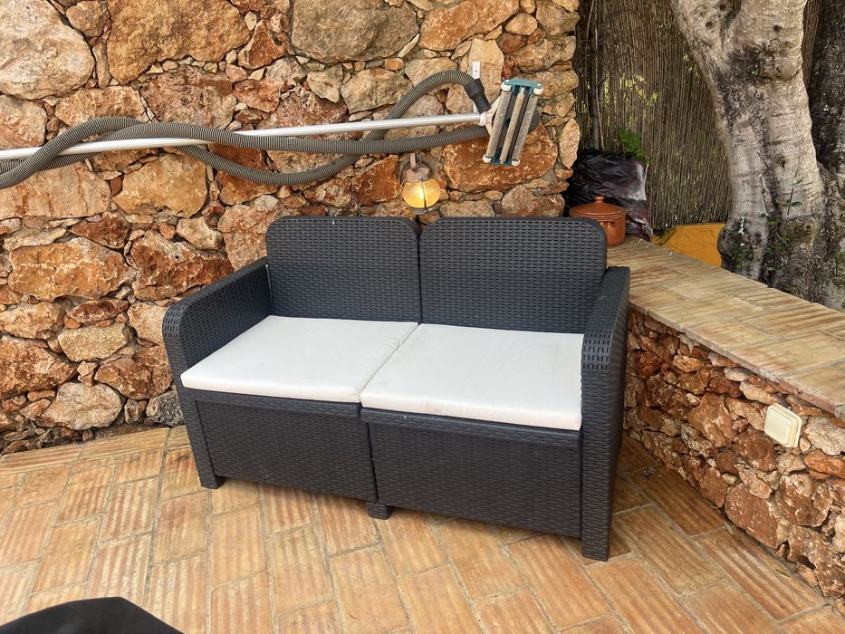 Sofás e mesa de apoio de exterior