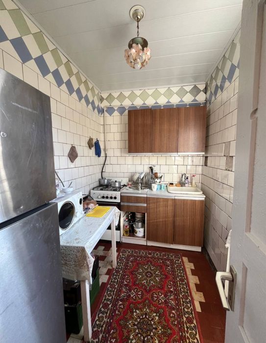 Продам два будинка на одному подвірʼї.