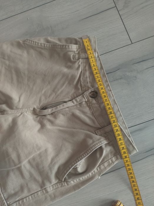 Beżowe spodnie cargo prostą nogawką kieszenie straight jeansy viral