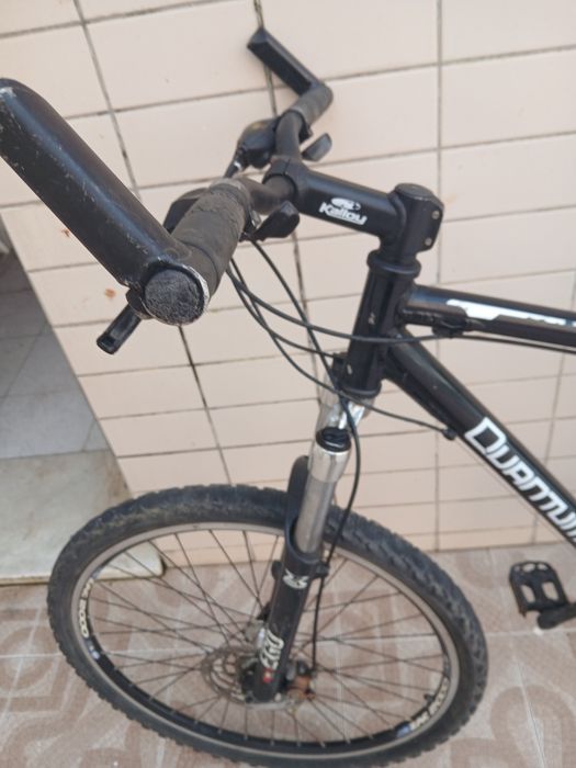 Biciicleta com disco de travao antiga em bom estado