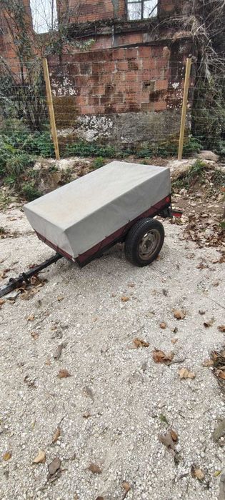 Reboque de carga pequeno com lona