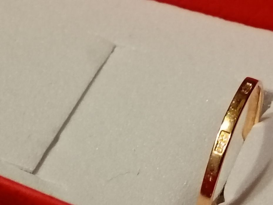 Złoty pierścionek.