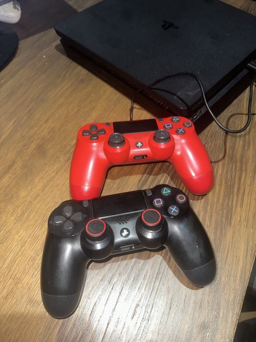 Playstation 4 com jogos e comandos