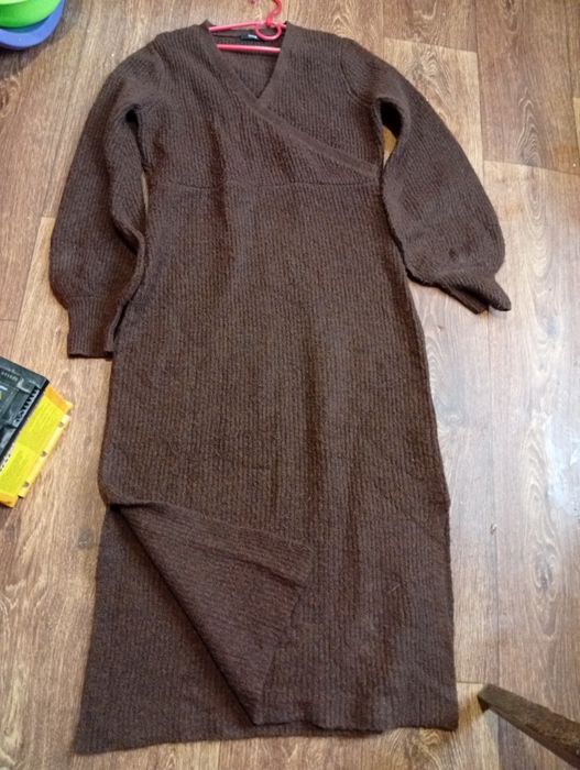 Тепла сукня з розрізами в шоколадному кольорі