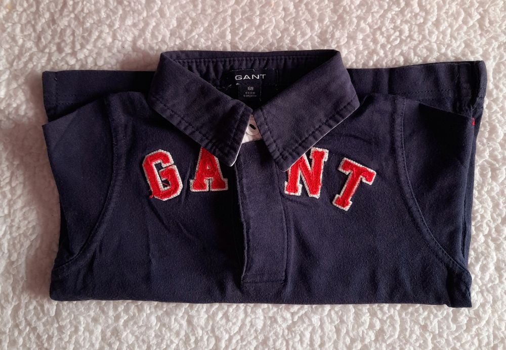 Sweat Gant azul marinho, detalhes a vermelho. Tamanho 6 meses