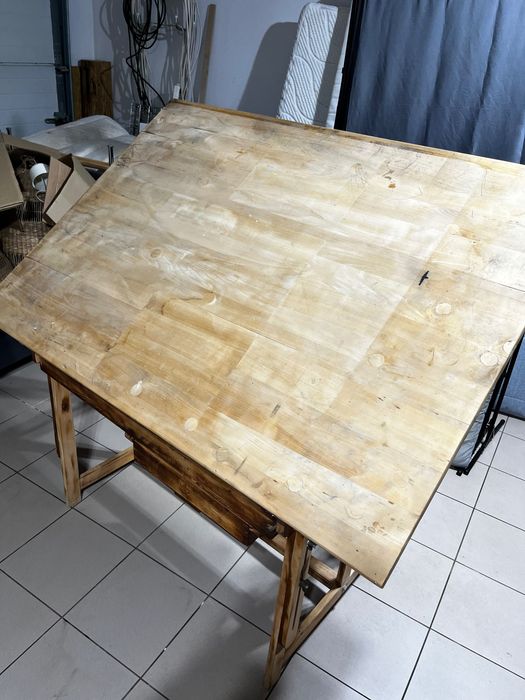 Drewniany stół kreślarski regulowany: vintage / loft