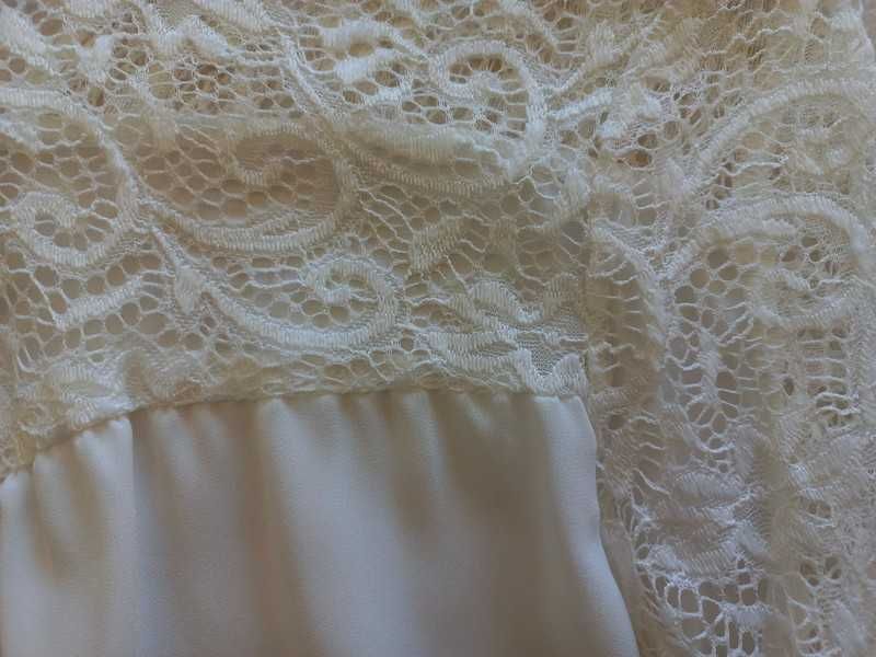 Camisa branca rendada e com folhos