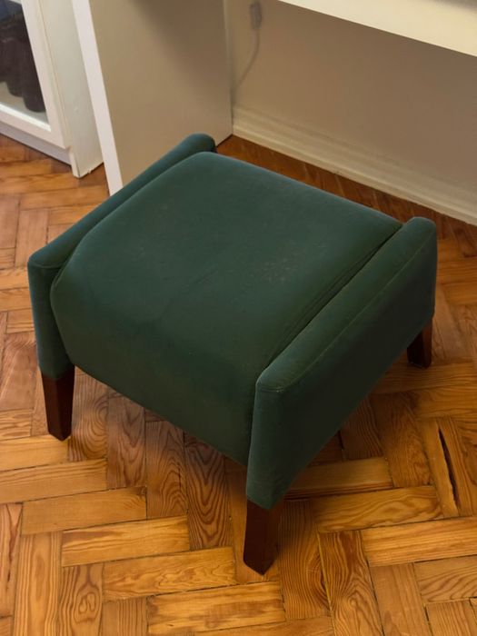 Banqueta antiga estofada em veludo verde