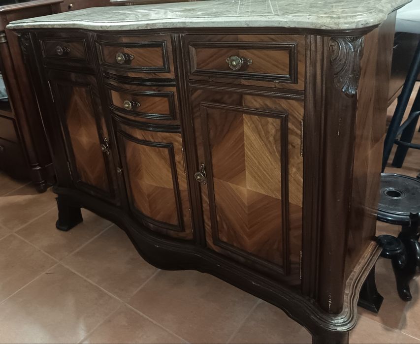 Móvel multiusos com pedra