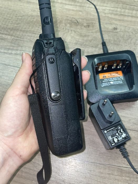 Продам рацію Motorola R7a VHF AES 256 + зарядка (стакан)
