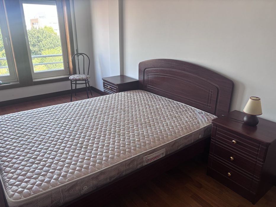 Mobília de Quarto Completa em Madeira (Cama + Colchão + Cómoda + 2 Mesinhas + Cadeira + Candeeiro)