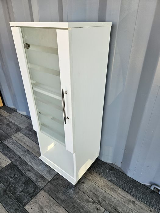 Biały niski słupek szafka drzwiczki ze szkłem