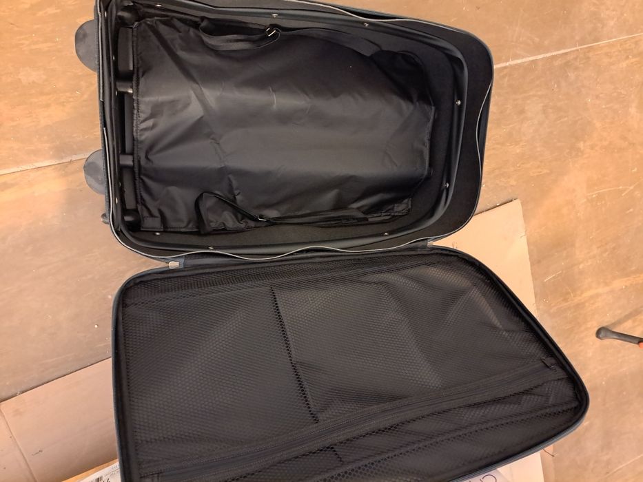 Walizka ciemnogranatowa