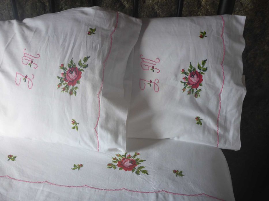 Lençol e duas almofadas - Linho misto com bordado manual a ponto cruz