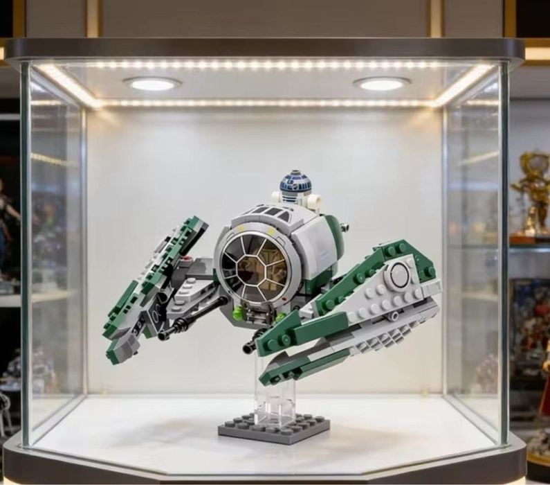 Конструктор Star Wars Космічний винищувач з R2-D2 та підставкою