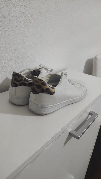 Sapatilhas brancas com detalhe tigresa