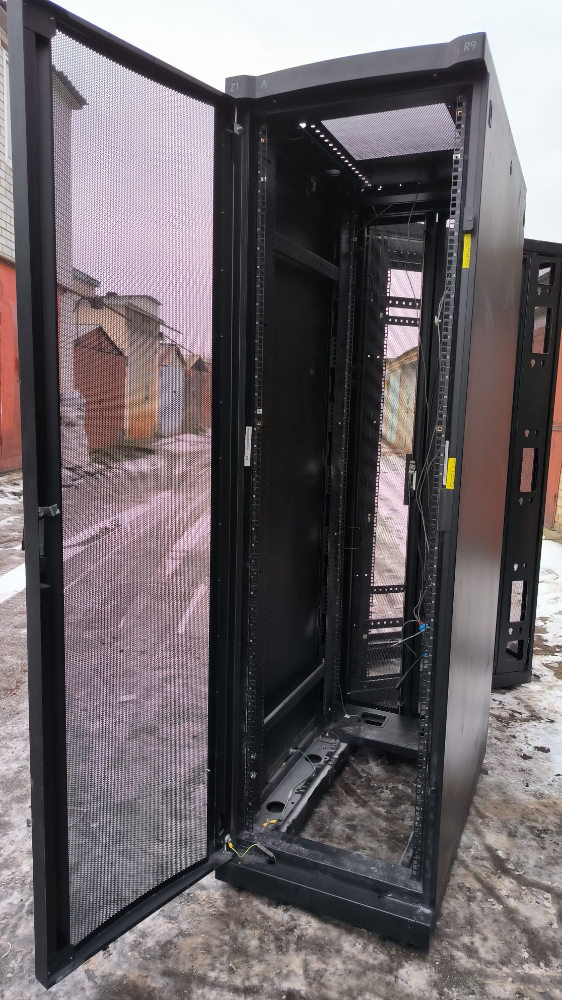 Шкафы серверные APC AR2101BLK: 7 500 грн. - Сервери Київ на Olx