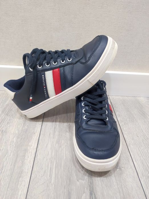 осенние кроссовки Tommy Hilfiger 39 р .