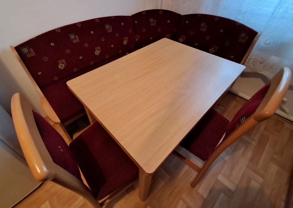 Narożnik kuchenny ze stołem i krzesłami