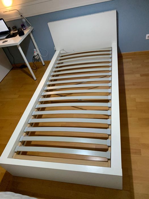 Cama branca como nova, tamanho 190x090