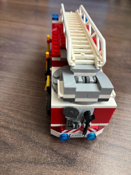 LEGO® City
Caminhão de Combate ao Fogo
5-12 | #60002 | 209 peças
