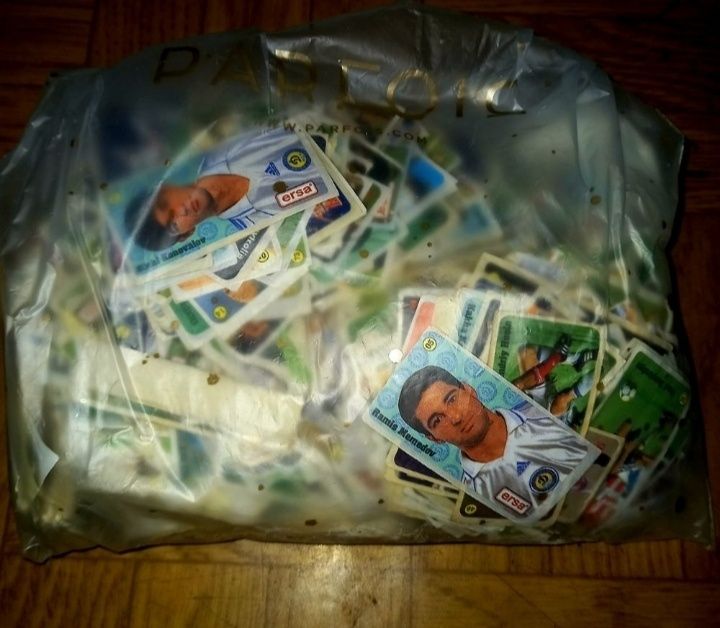 Коллекции футбольных команд, билетов на разные легендарные матчи..