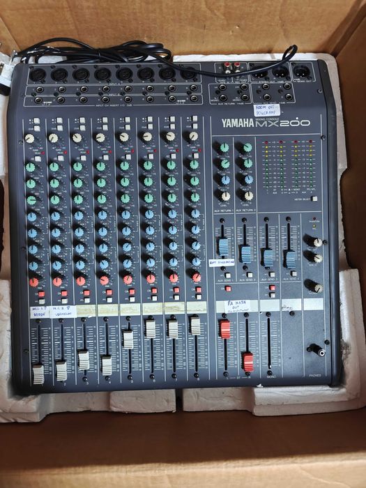 Mesa de mistura Yamaha Mx200 8 canais