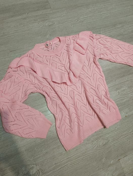 Sweter ażurowy z falbanką i niebieski