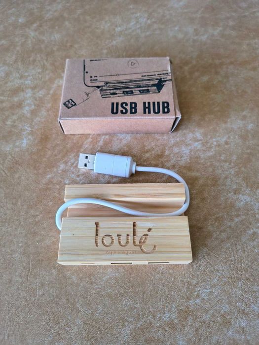 Hub USB em Bambu - 2x USB-A + USB-C | Suporte Telemóvel | Novo